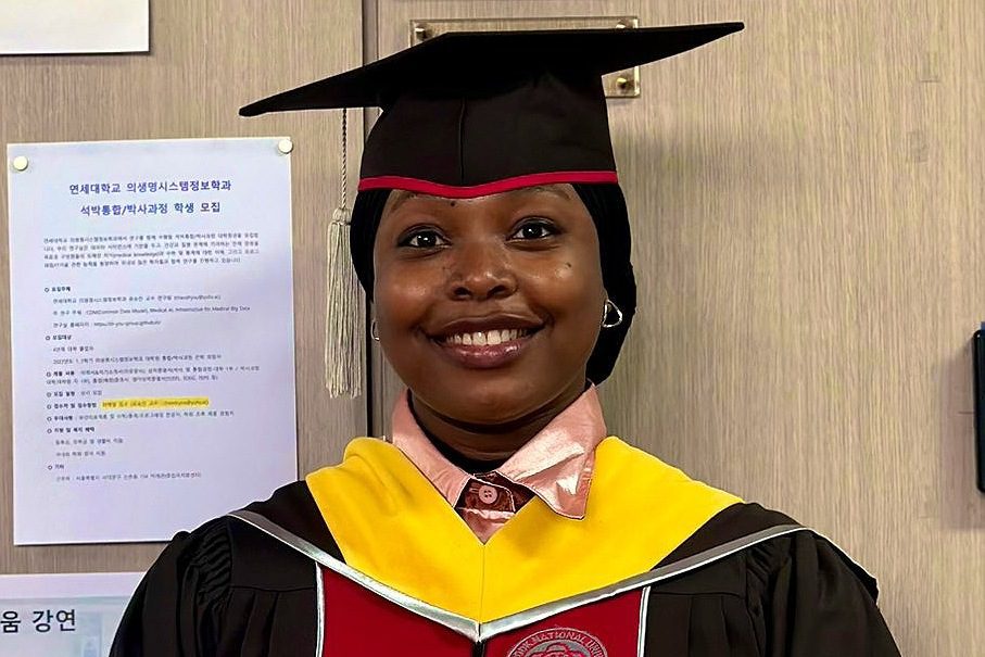 &Quot;How Do You Cope With Their Language&Quot;- Peeps Reacts As Young Nigerian Lady Graduate From Korean Varsity